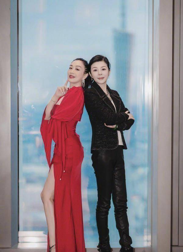 带着 钟丽缇真是太敢穿了，一袭大红裙开叉到大腿，50岁还有少女身材