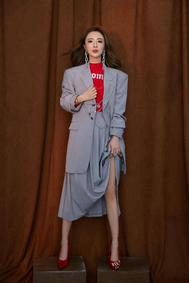 职场 薇娅与李佳琦难得并肩，虽然穿着职场装，但却带着女团的气质