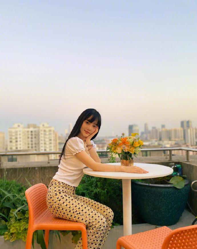 李小璐 李小璐庆生现场，40岁硬凹女团风还挺美，穿黑裙腰部“镂空”真潮