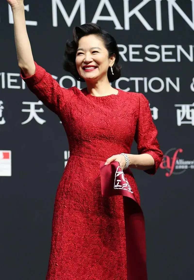 美人 岁月不败美人,林青霞剪短发穿红裙优雅从容,自然老去的样子真美