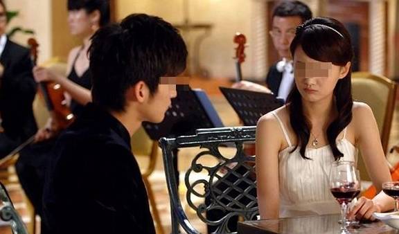 未来|儿子带女朋友回家，女方看到未来婆婆大着肚子，顿时变了脸