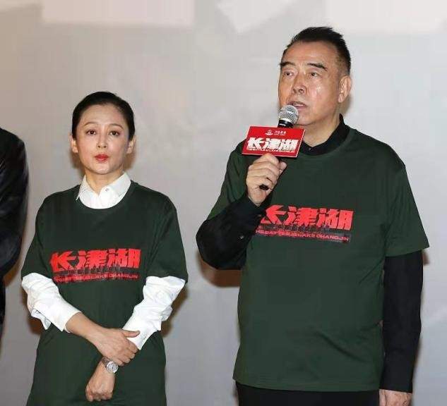 大气 陈红复出为陈凯歌站台，穿衣暴露60岁审美，涂死亡芭比粉更要命