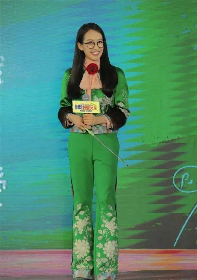 刘亦菲人美就乱来？驴蹄鞋、豹纹裤、彩虹裤袜，这些女星的衣品让人沉默