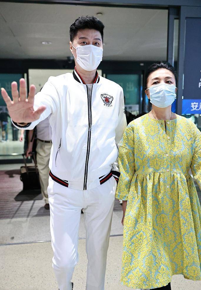 亮裙 范冰冰父母国庆合体露面,66岁老母穿亮裙获粉丝接机,比女儿大牌