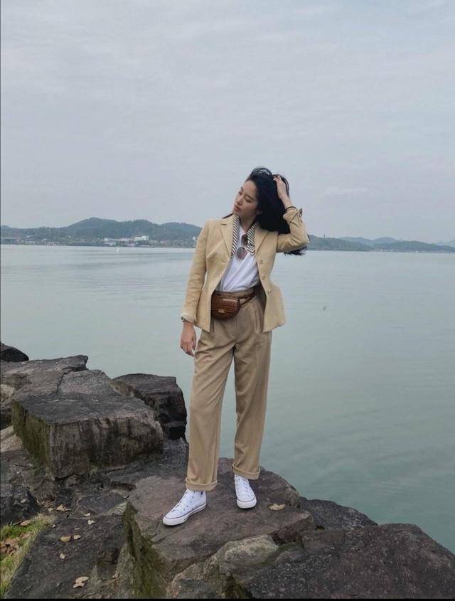 颜色 佘诗曼厉害！长西装配短裤，穿“金色战鞋”大方秀出漫画腿