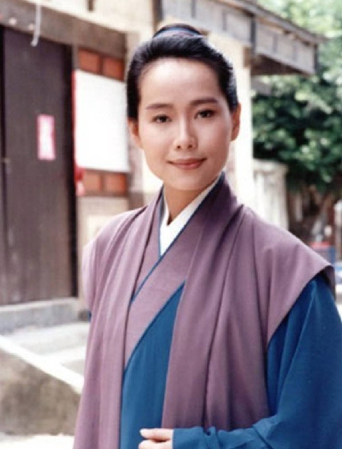 叶童曾在《新白娘子传奇》之中反串出演许仙,她的男装扮相斯文俊俏,深