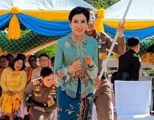 花朵 诗妮娜要把“妖娆”进行到底，当众抱娃手足无措，红旗袍太抢眼！