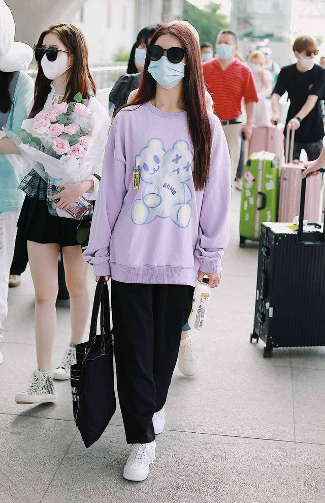 身材 佘诗曼气质太好，穿长款卫衣配牛仔裤走机场，五五分也毫无违和感