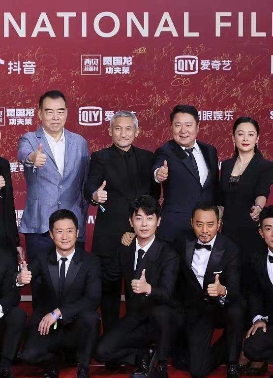 大气 陈红复出为陈凯歌站台，穿衣暴露60岁审美，涂死亡芭比粉更要命