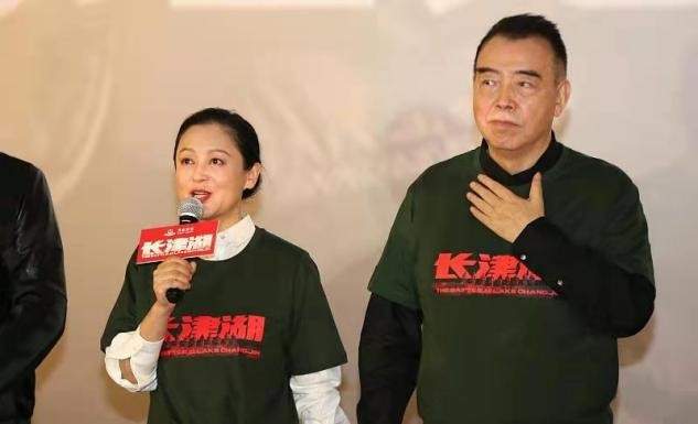 大气 陈红复出为陈凯歌站台，穿衣暴露60岁审美，涂死亡芭比粉更要命