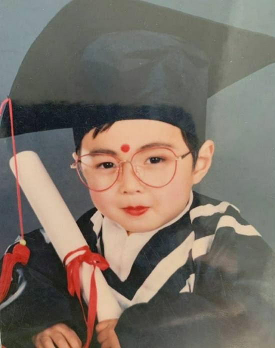 工作室分享张艺兴童年旧照 穿学士服额头红点瞩目