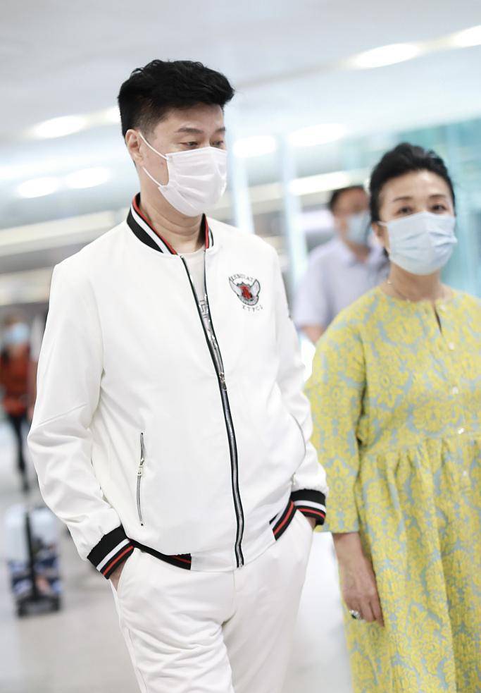 亮裙 范冰冰父母国庆合体露面,66岁老母穿亮裙获粉丝接机,比女儿大牌