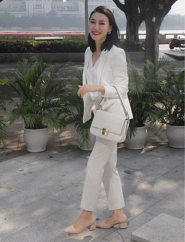 颜色 25岁~35岁女性怎么选西装？搭配衬衫或半身，能提升气质又减龄