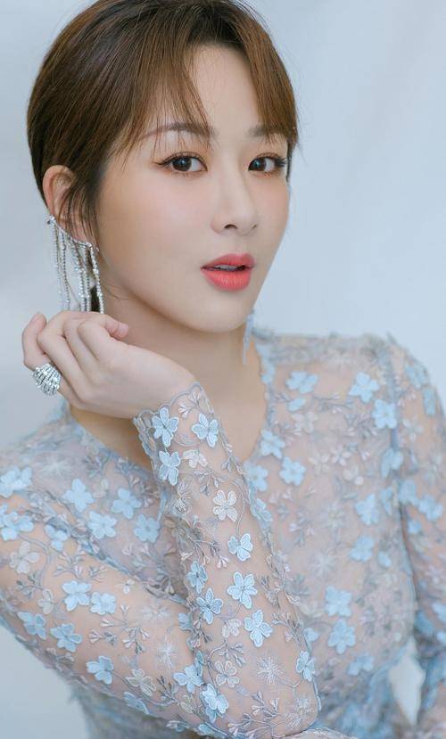 发型今年流行杨紫在剧组苦中作乐,分享日常编发好甜美!