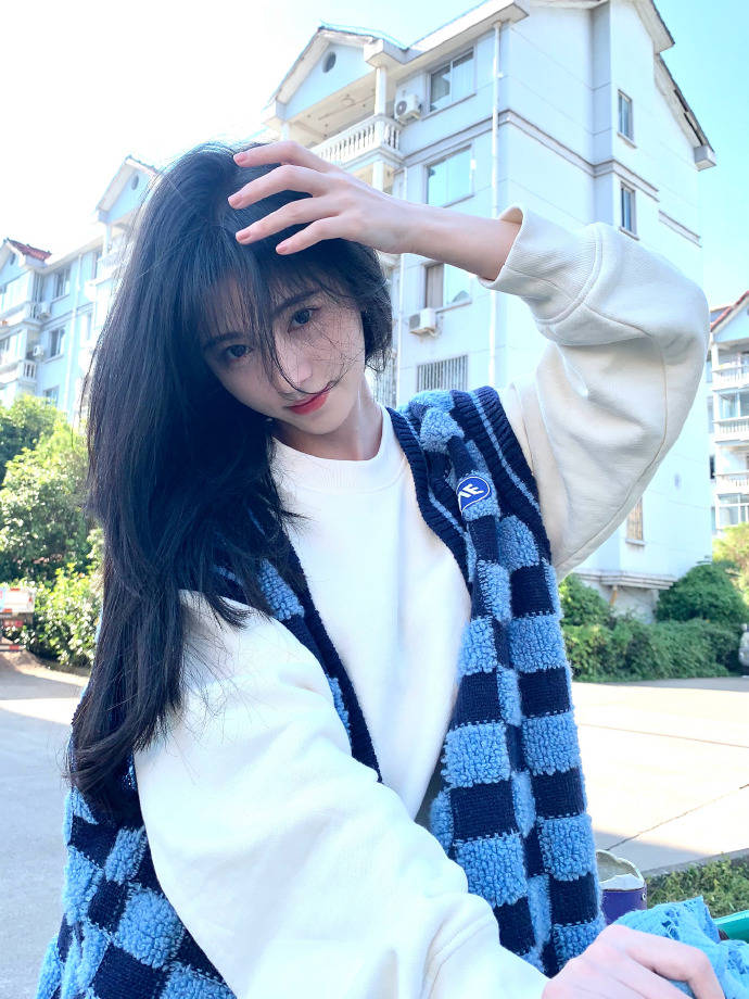 鞠婧祎 鞠婧祎“美商”太高了吧，叠穿马甲配短裤，小个子也能穿出大长腿