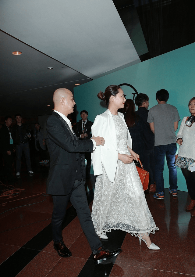 韦小宝 二代‘韦小宝’妻子手拎爱马仕，白色穿搭端庄贵气，皮肤白得发光