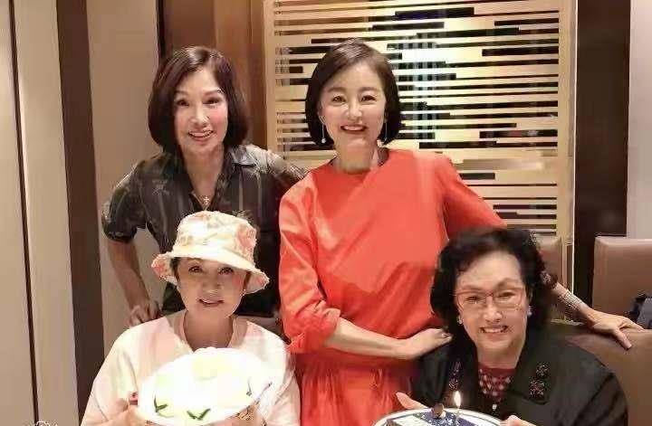 林青霞 66岁林青霞与闺蜜聚会！合影站C位气质绝绝的，优雅奶奶脸也惊艳