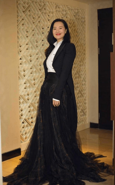 卫衣 咏梅51岁气质仍惊艳，穿灰卫衣配直筒裙，简单随性却难掩高级