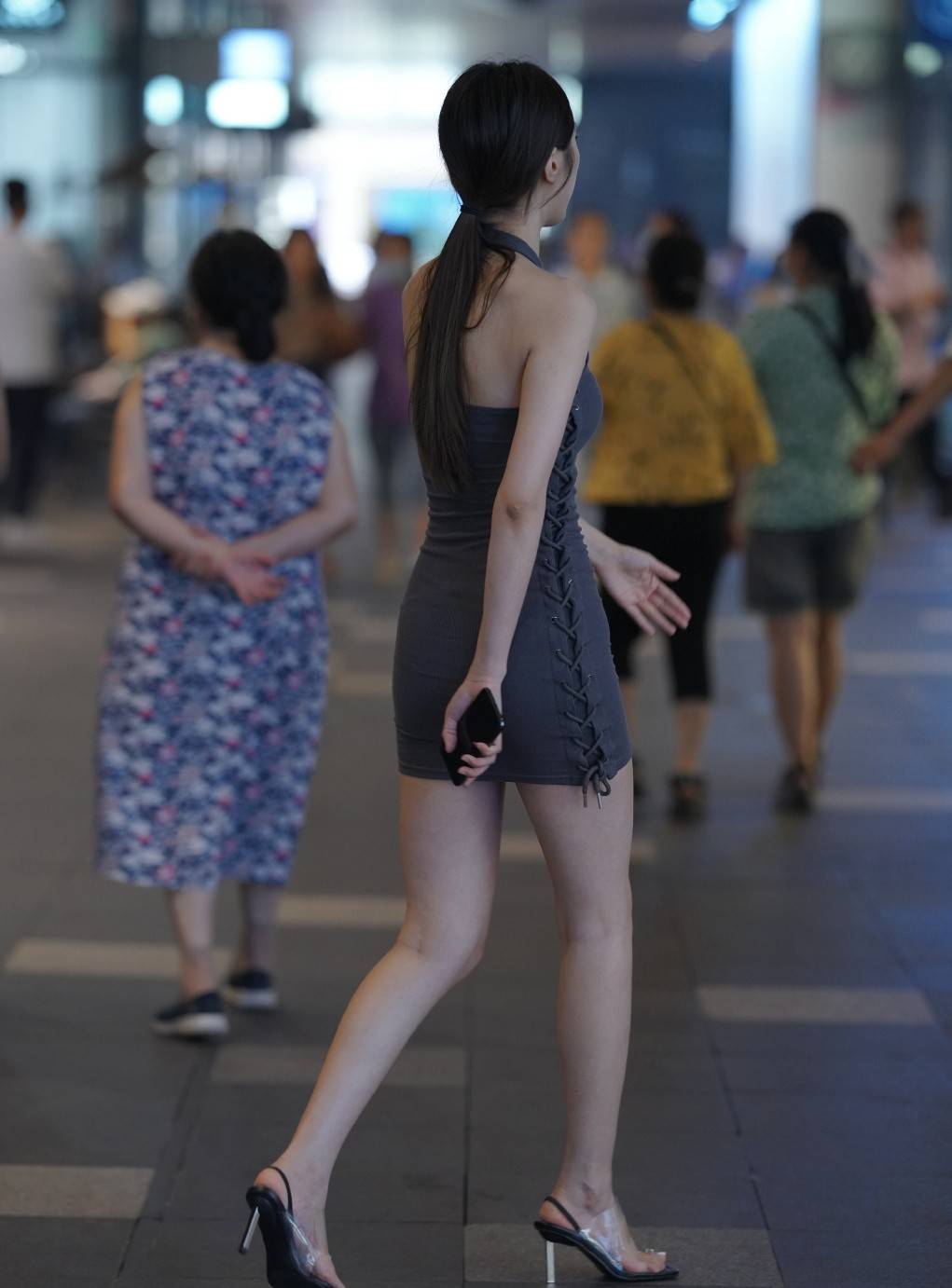 显得 这款衣服格外会显得腰线,简单有气质