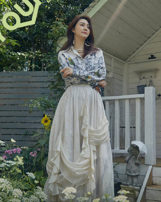曲线 洪欣带娃参加活动，穿一身小白裙状态在线，三七比例太抢镜