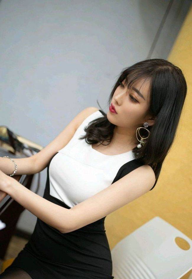 吊带 黑白拼接的连衣裙，无袖的设计很是清凉，大气的圆领轻松而舒适