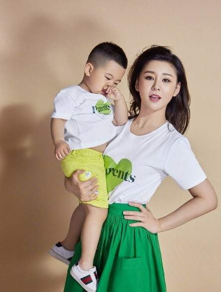 娃娃脸 36岁李小萌挺孕肚接娃，穿吊带裙全身白到发光，素颜更显幼态了