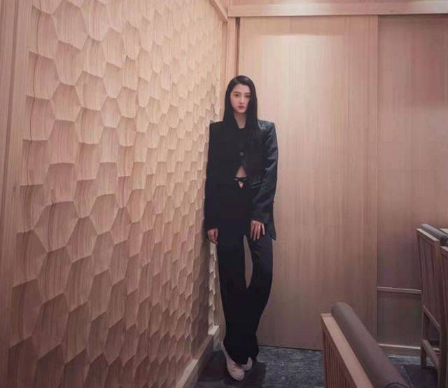 黑色 隔空比美!沈梦辰西服露脐装秀身材,与关晓彤撞衫气场不分伯仲