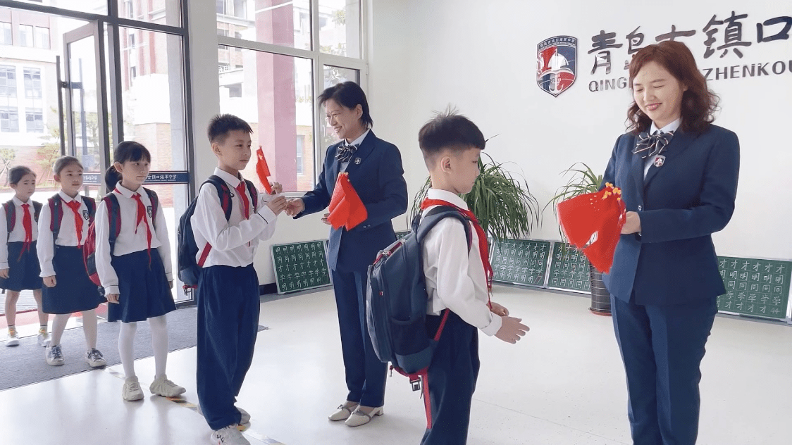 请党放心强国有我青岛古镇口海军中学小学部共唱国家