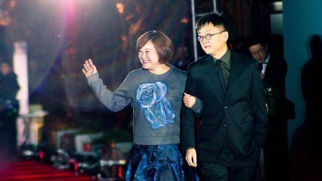 卫衣 贾玲身材有点“控不住”，出席活动穿半身裙遮肉，不愧是大码女神