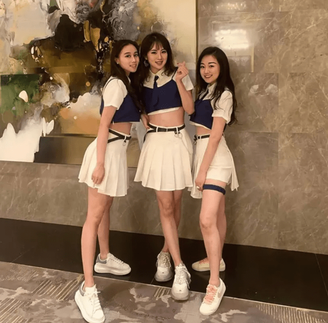 身材 姚安娜终于惊艳一回,孔雀蓝刺绣礼服穿出东方神韵,蚂蚁腰太吸晴