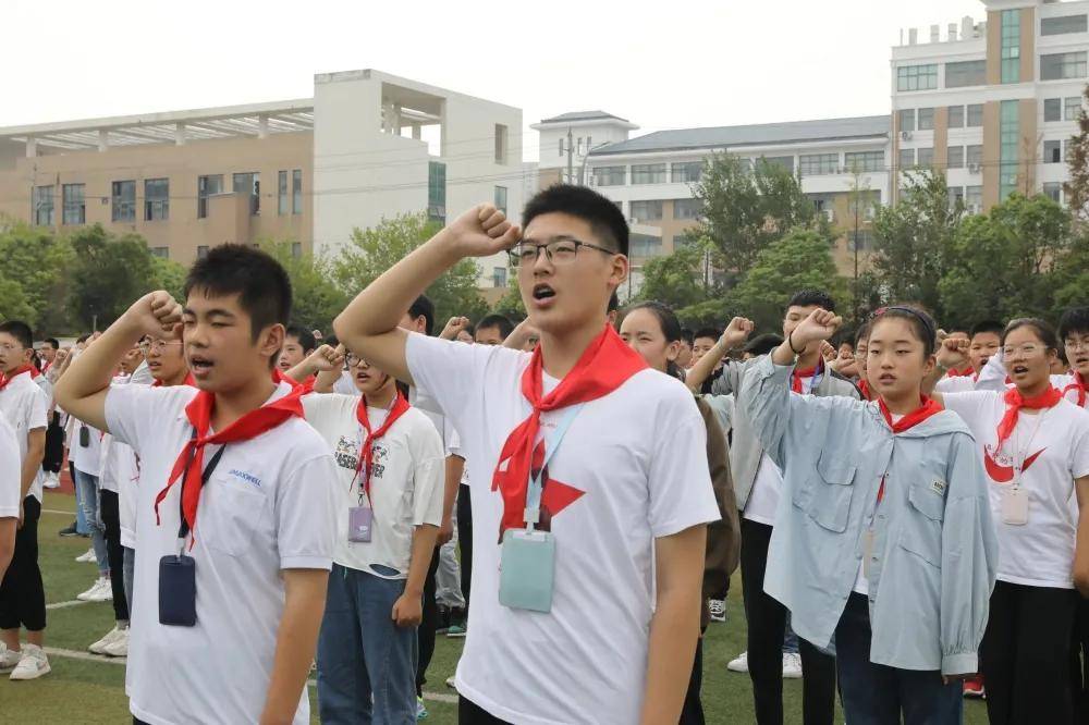 誓宣接著,射陽縣初級中學任水成副校長作了《弘揚愛國主義精神,爭做新