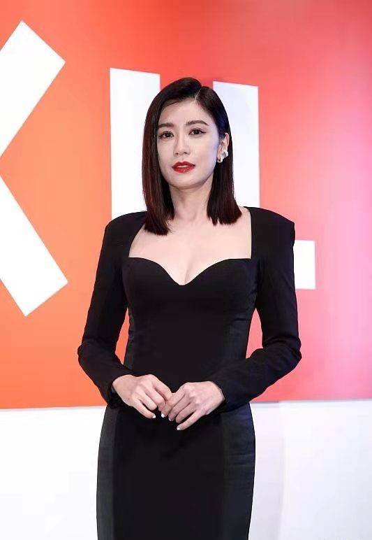 活动 46岁贾静雯比38岁老公还嫩!夫妻俩参加活动,穿一身黑霸气侧漏