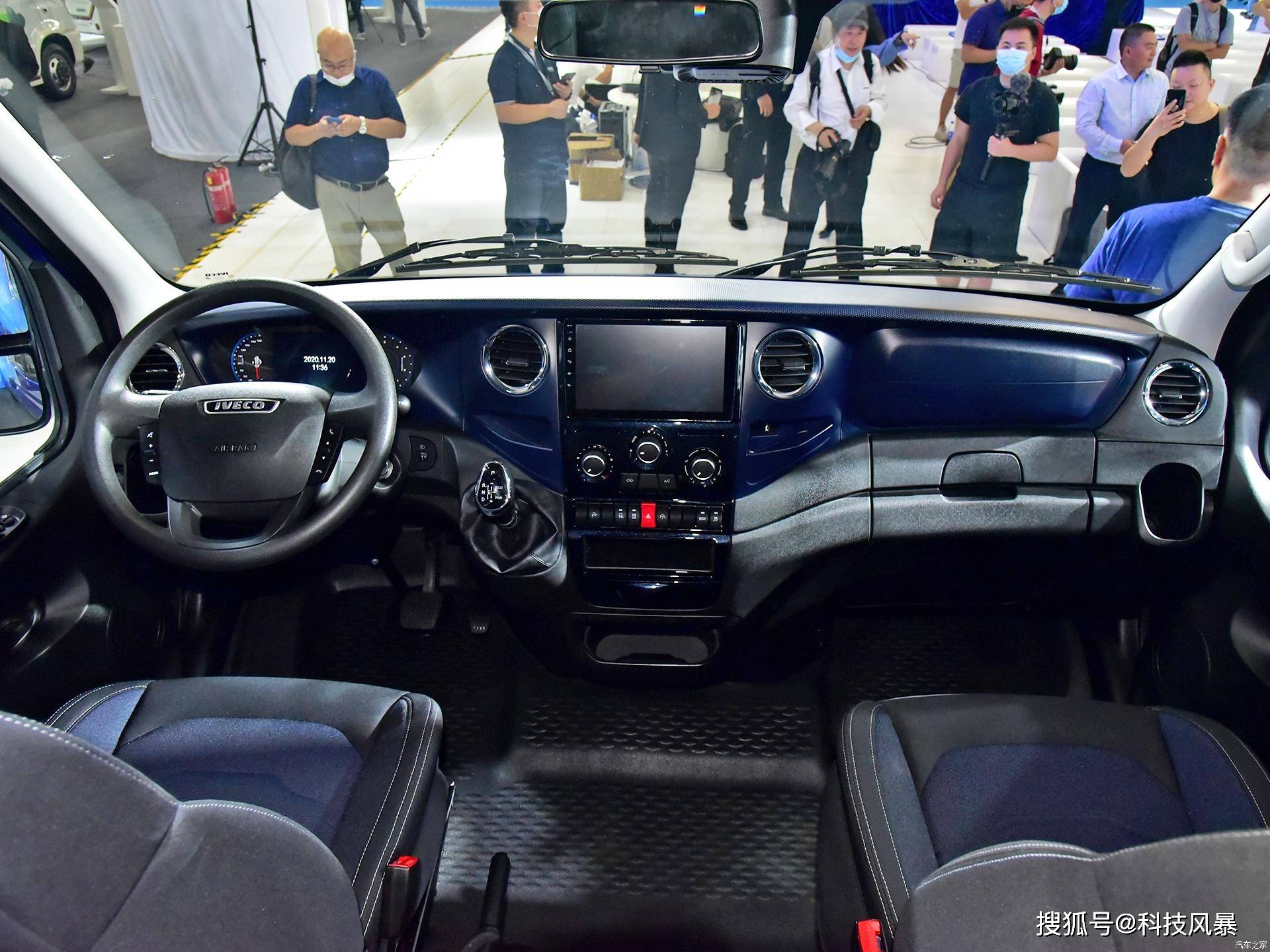 负压救护车_依维柯欧胜方舱救护车内饰配置:年轻的内饰风格,时尚的