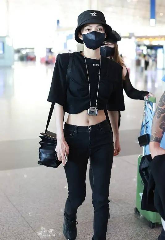 黑色 张韶涵太会“扬长避短”！穿垫肩T配紧身裤，158身高穿出168气场