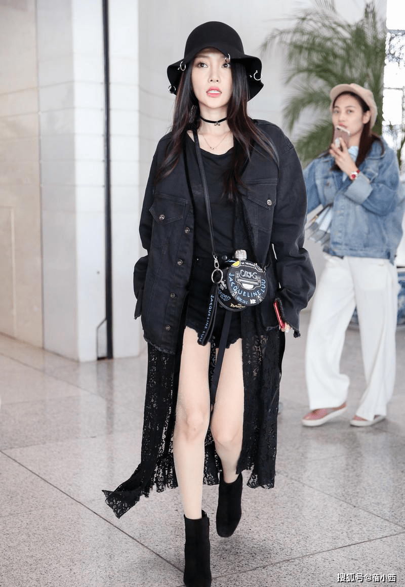 黑色 39岁李小璐带女儿走机场，穿卫衣搭百褶裙，看上去比22岁时更显嫩