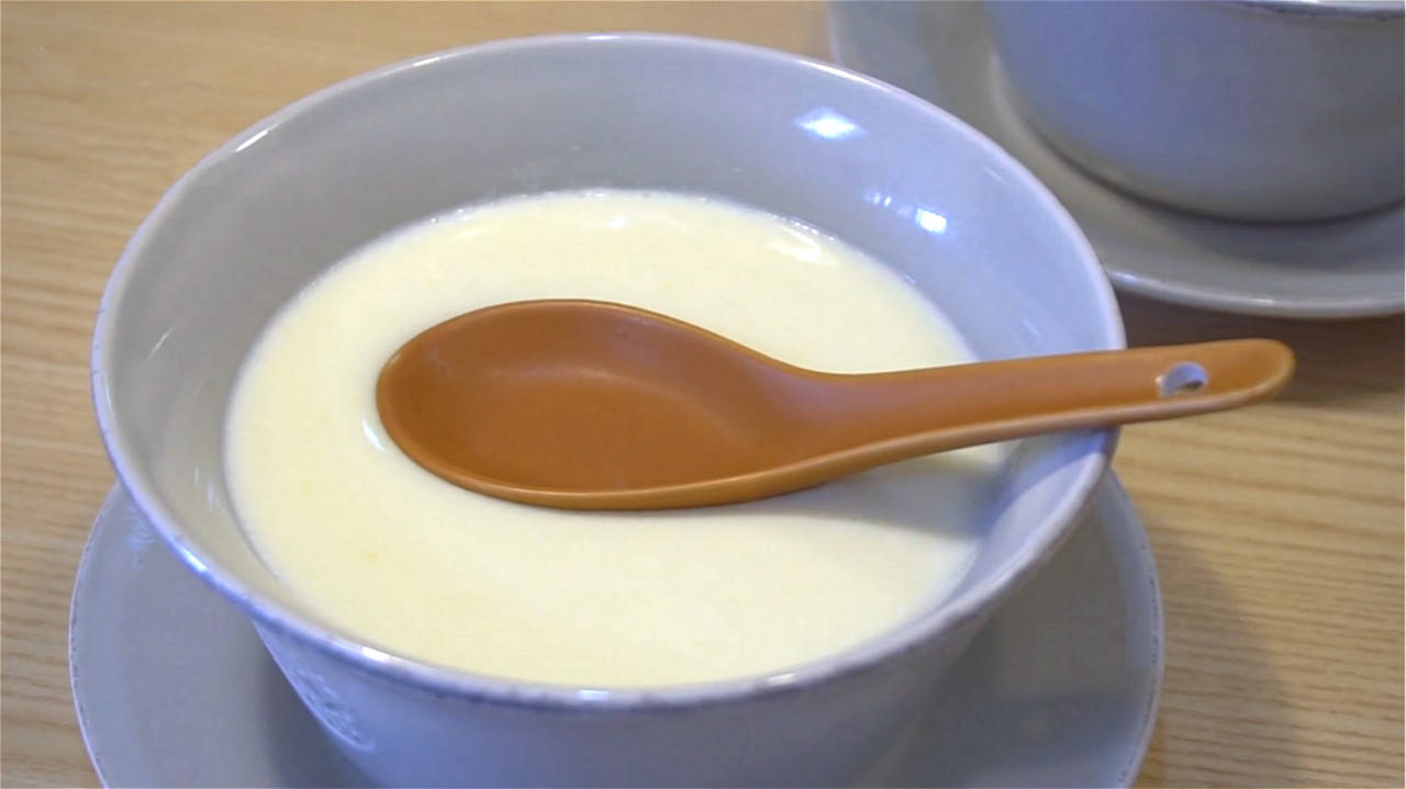 倒进牛奶后就不要搅拌,可以用碗或许盘子盖住,静置10-15分钟让牛奶