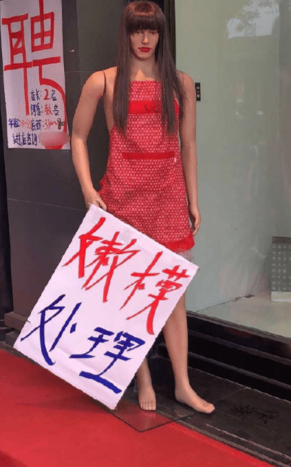 爆笑GIF圖：還拍照，趕緊把妹子拉起來吧，誰還沒經歷過這樣的絕望啊 搞笑整蠱 第9张