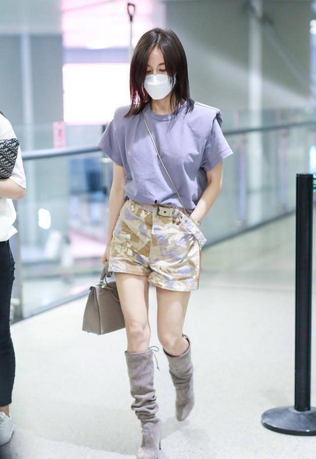 感觉 王子文个子小但是会穿衣，T恤配短裤减龄，搭双堆堆靴显得更高级