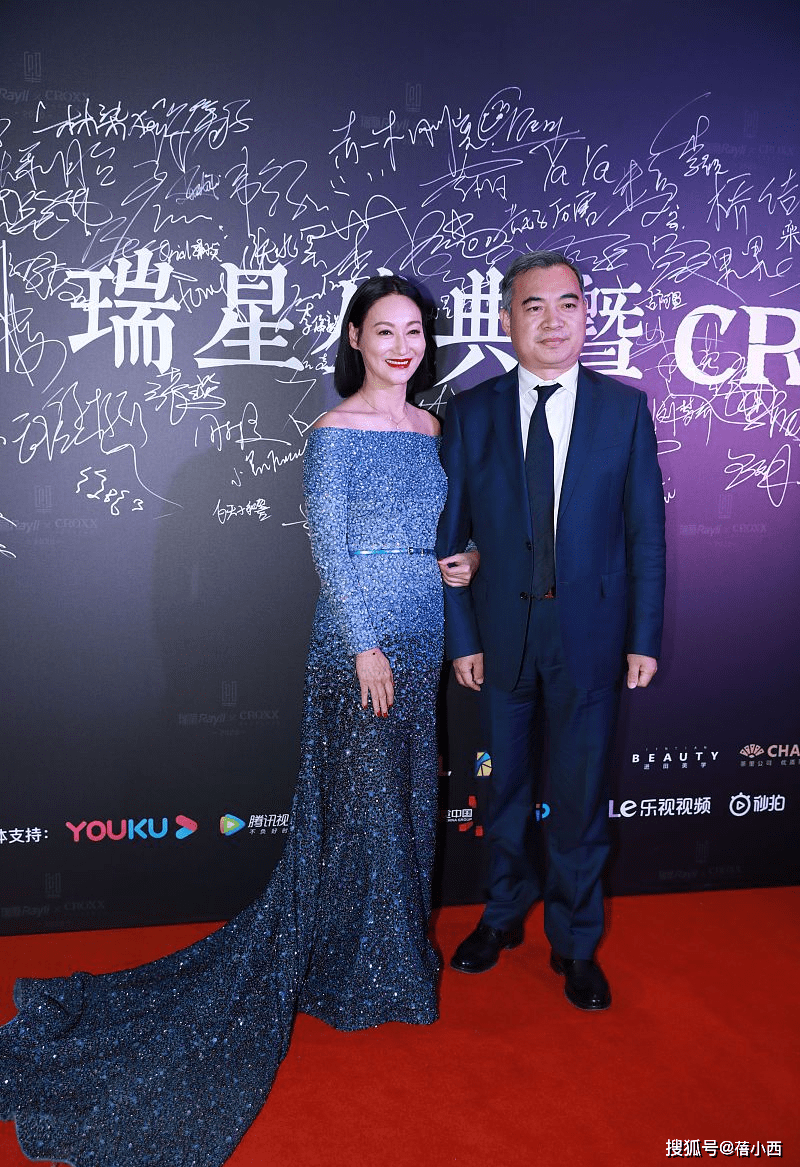 显得 惠英红越老越会穿, 一袭星空连衣裙配齐肩发走红毯,成熟美真高级