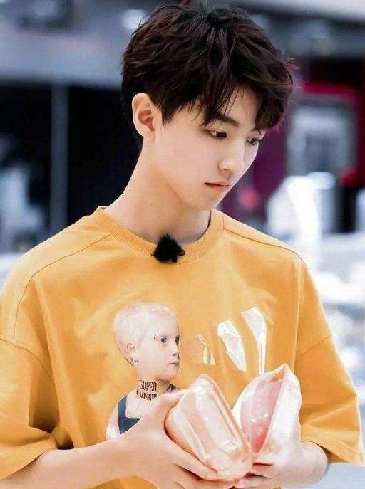 熊猫手 现哥黄衣加身酷过肖战，才发现王一博侧颜不输杨洋：穿小黄衣好嫩