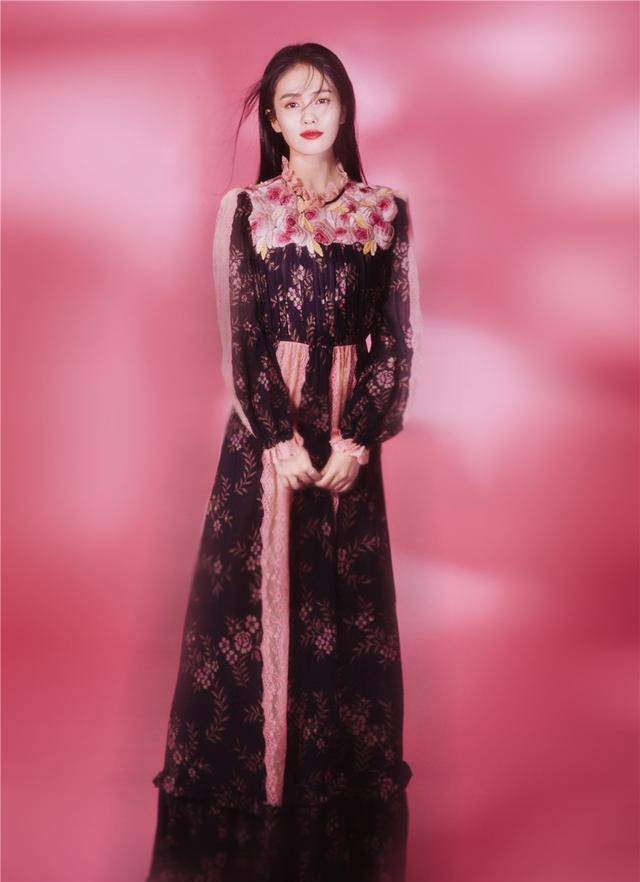 感觉 她与许凯主演《招摇》,穿卫衣配不规则牛仔裙,帅得让网友都心动