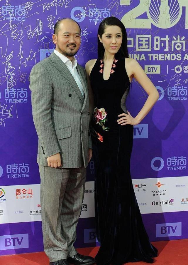 诱惑力 曾黎穿旗袍都和别人不同，为显腰细拼接透视薄纱，领口V字挺特别