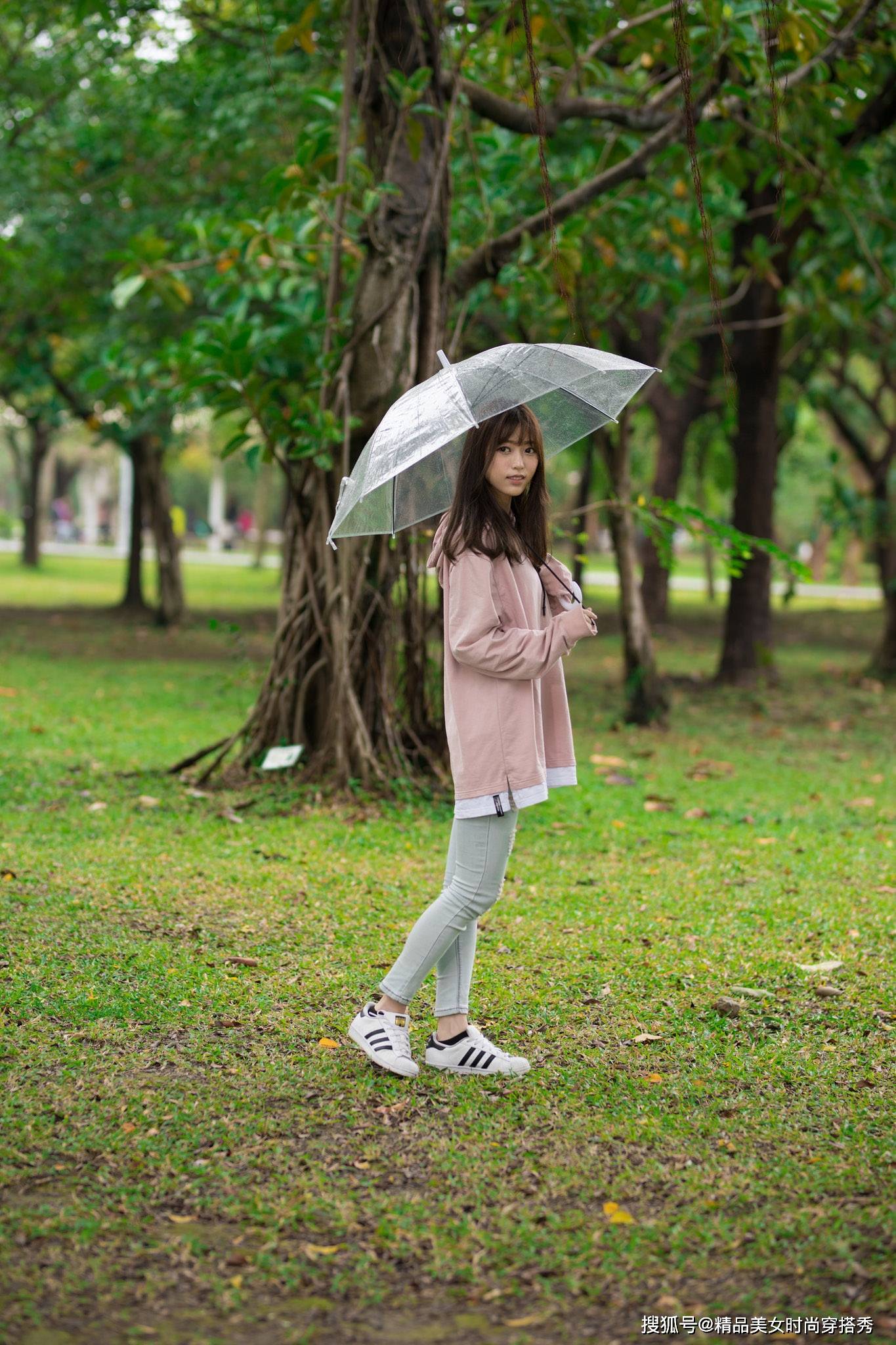 白边 粉色的毛衣很是甜美减龄，下搭一条牛仔裤，很是帅气时尚