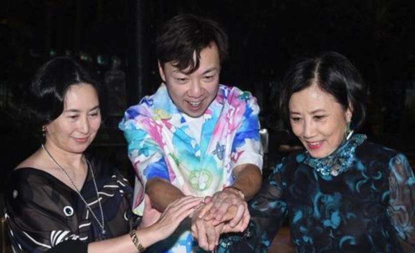 何超琼 何超琼年近六十也很美，坚持素颜不化妆，气质却碾压旁边汪明荃