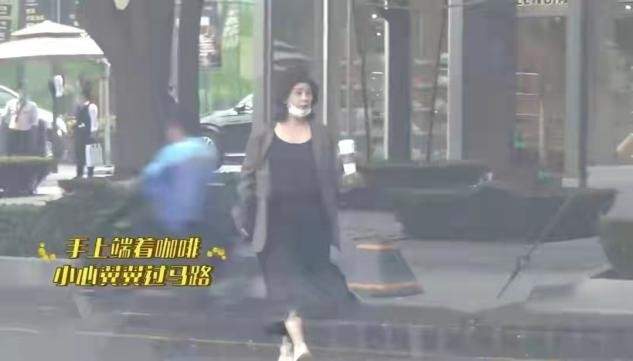 娃娃脸 36岁李小萌挺孕肚接娃，穿吊带裙全身白到发光，素颜更显幼态了