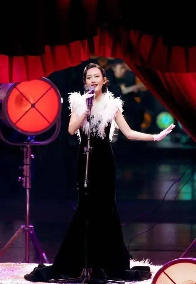 披肩 王鸥也太美了，今穿旗袍如歌女般温婉动人，应该出生在上个世纪！