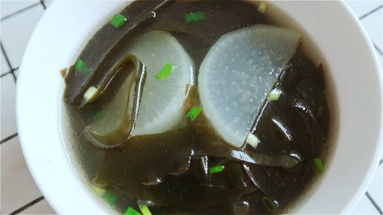 第四道:海带萝卜汤所需资料:萝卜半根,海带过量,葱花一根,盐过量,白