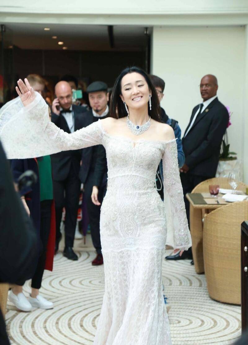 白裙 李冰冰和巩俐都挺高级的,穿上了白色的裙子之后,看着好优雅