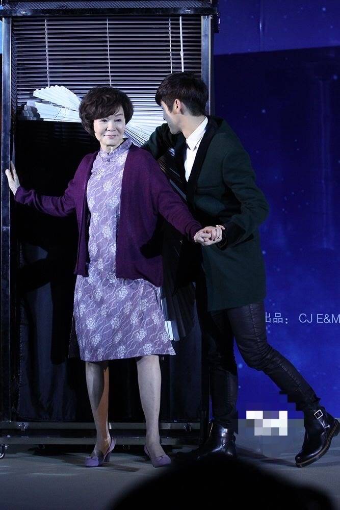 元素 王馥荔和归亚蕾同框，一个花哨一个低调都好有气质，看不出70多岁