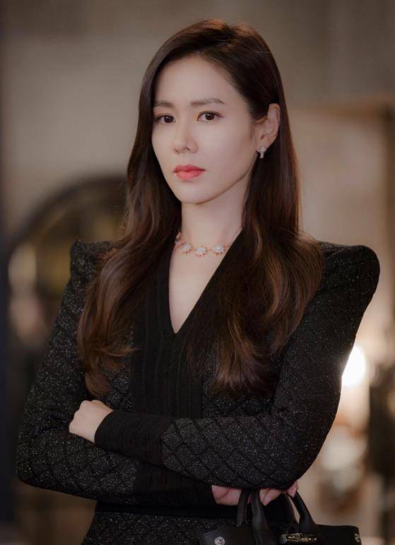 设计 孙艺珍气质真到位，驼色大衣也能穿出女神范，街拍照也太抢镜了